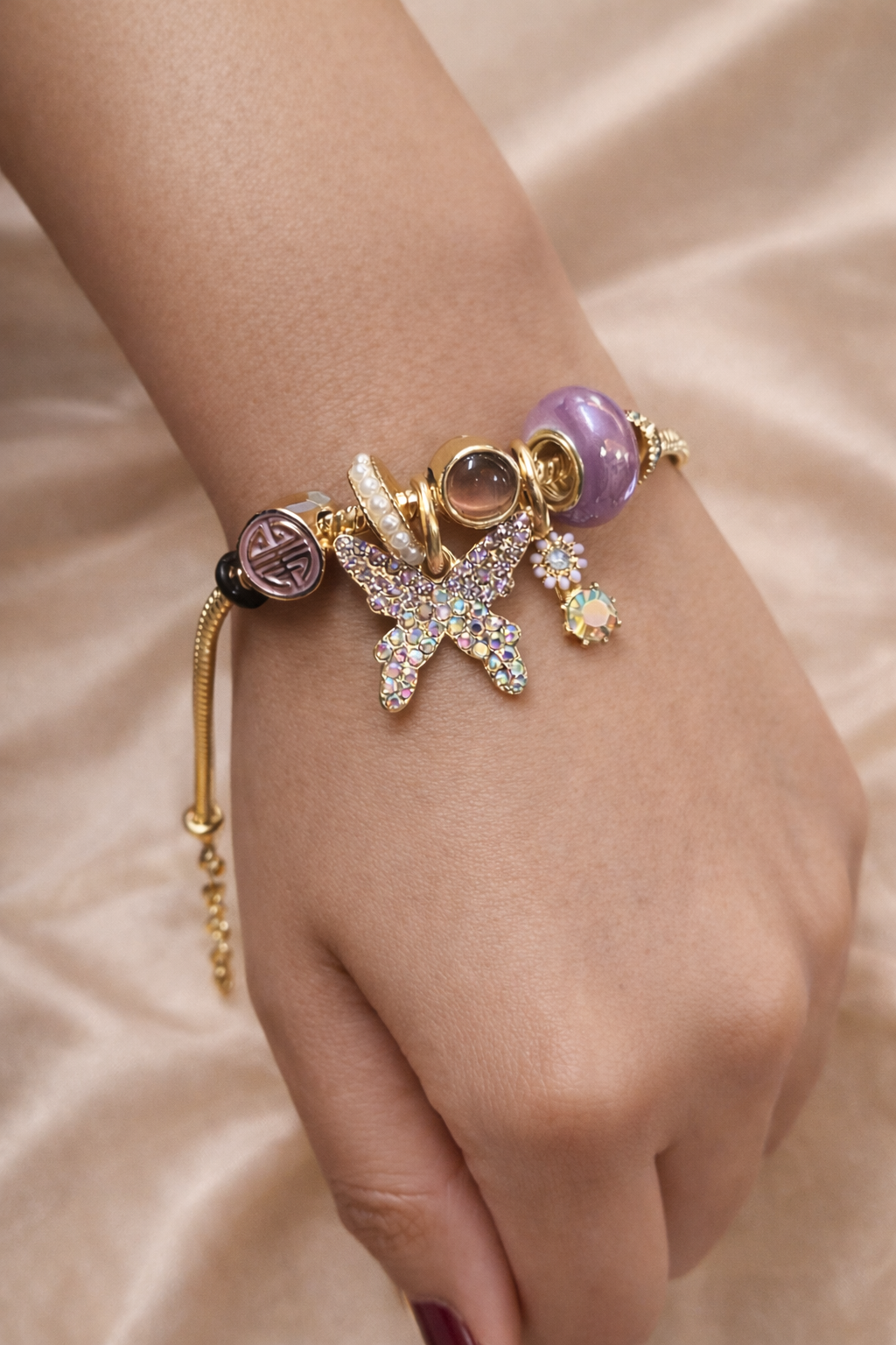 Charm bracelets, Ashaarya charm bracelets, Ashaarya jewels, Ashaarya jewellery, Gold bracelet with starfish charm on a beige background